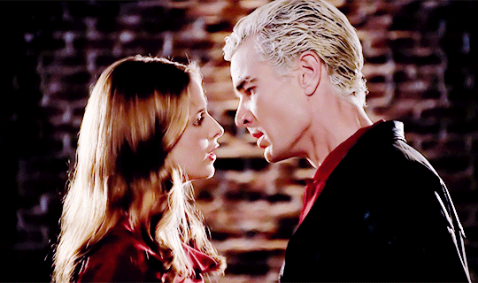 Spike and Buffy kiss